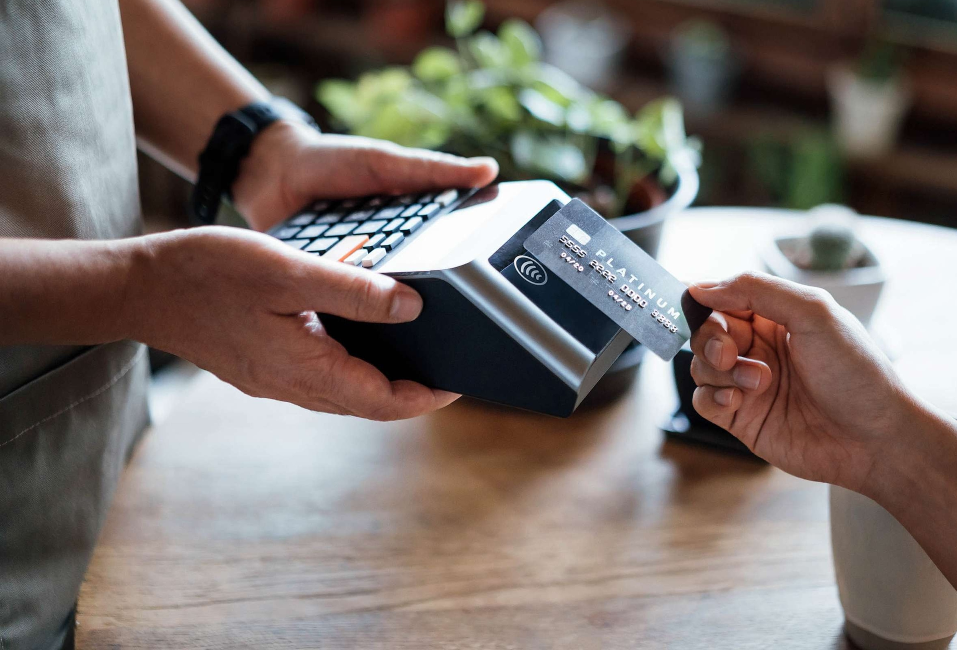 A consumer uses a credit cardSTOCK PHOTO/Getty Images