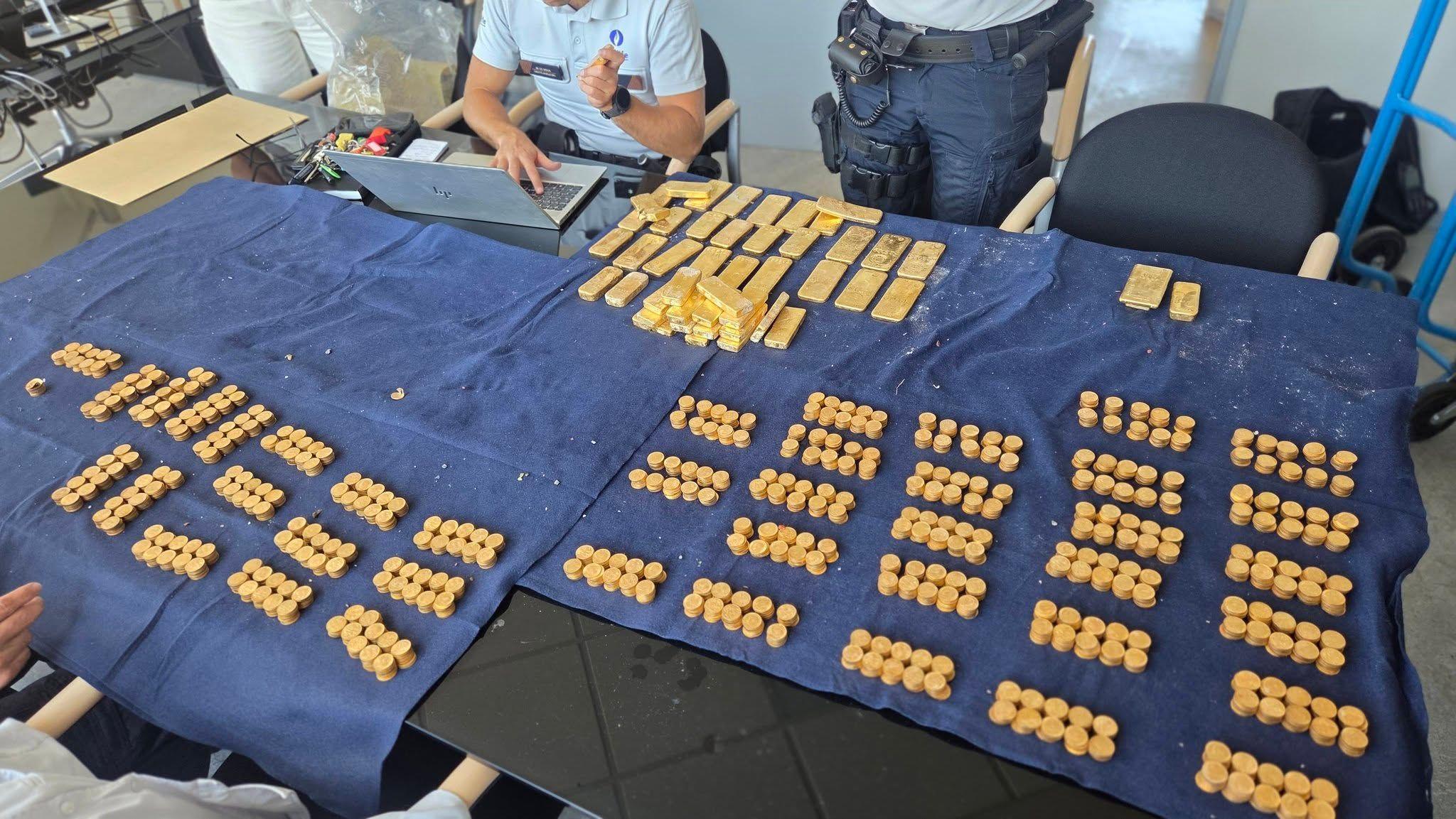 Image caption,Officers have moved the gold to a secure location