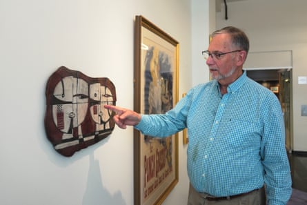 Bill DeLind pointing to where a Pablo Picasso sketch was hanging when it stolen from his shop in 2018.Photograph: Laura Bargfeld/AP