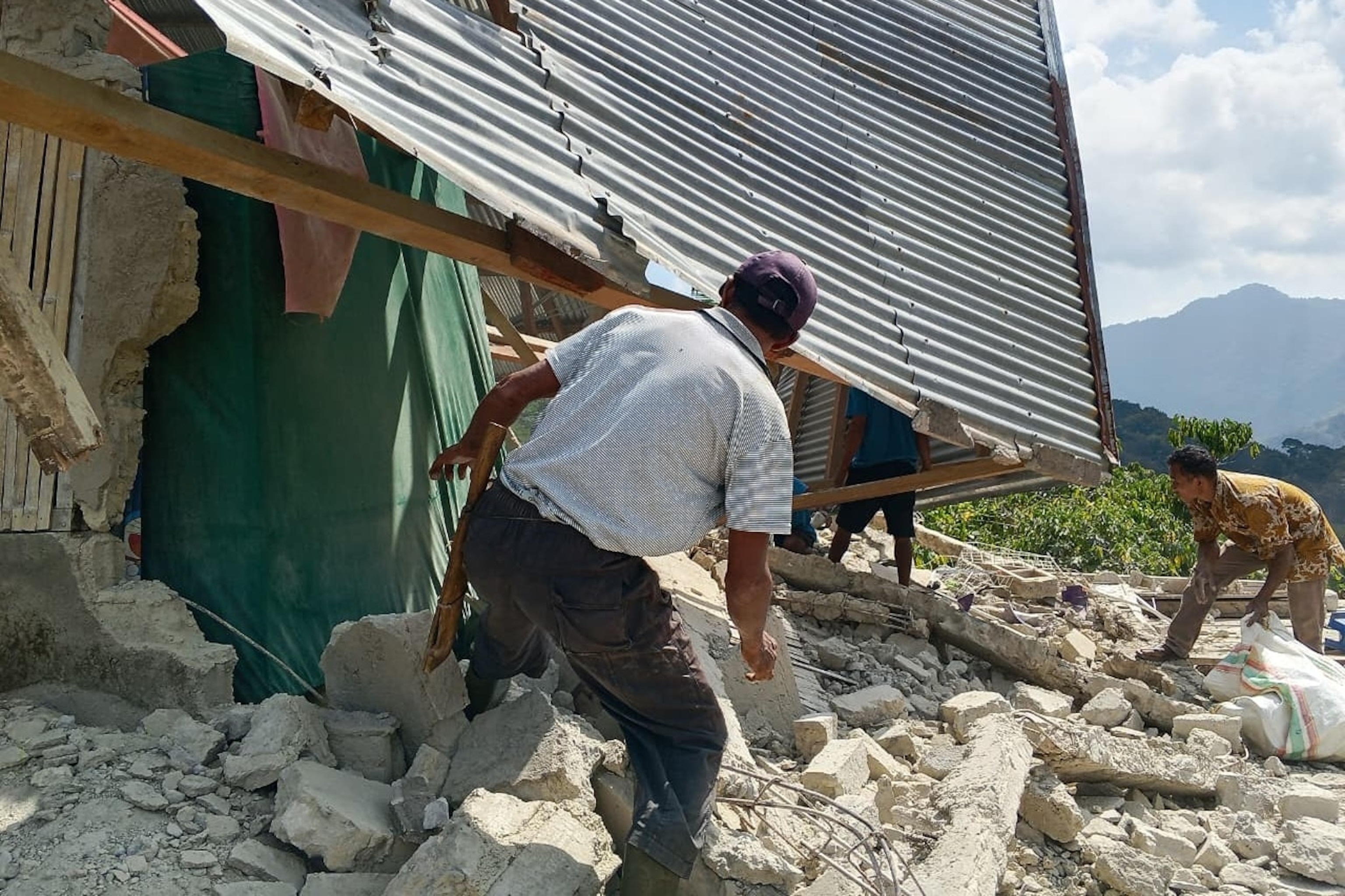 People examine the damage to a house following an earthquake in East Manggarai, East Nusa Tenggara province, Indonesia, Saturday, Aug. 15, 2026.Kurniawan/AP Photo