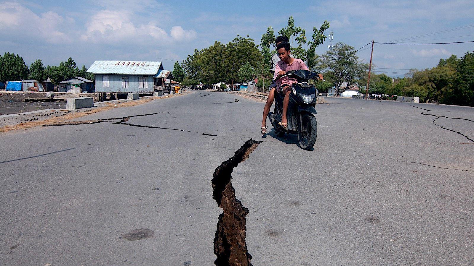 Image caption,People could be seen moving inland after authorities issued a tsunami warning, which was later lifted