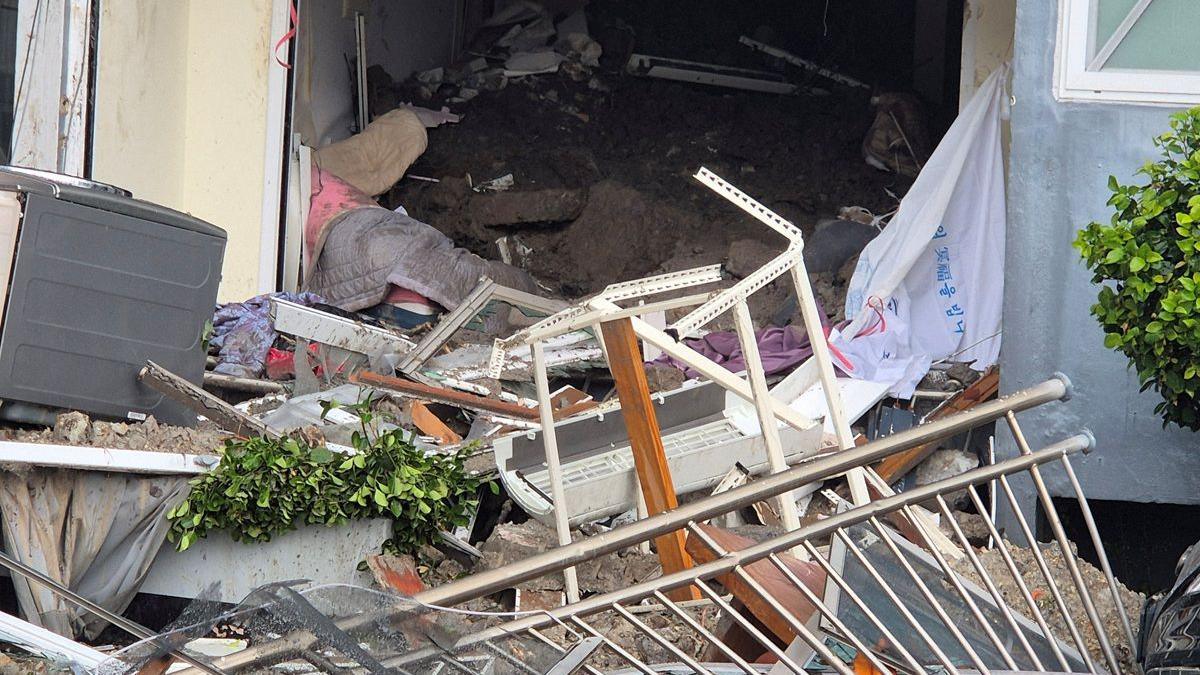 Image caption,An apartment building was hit hard by a landslide in Geoje city