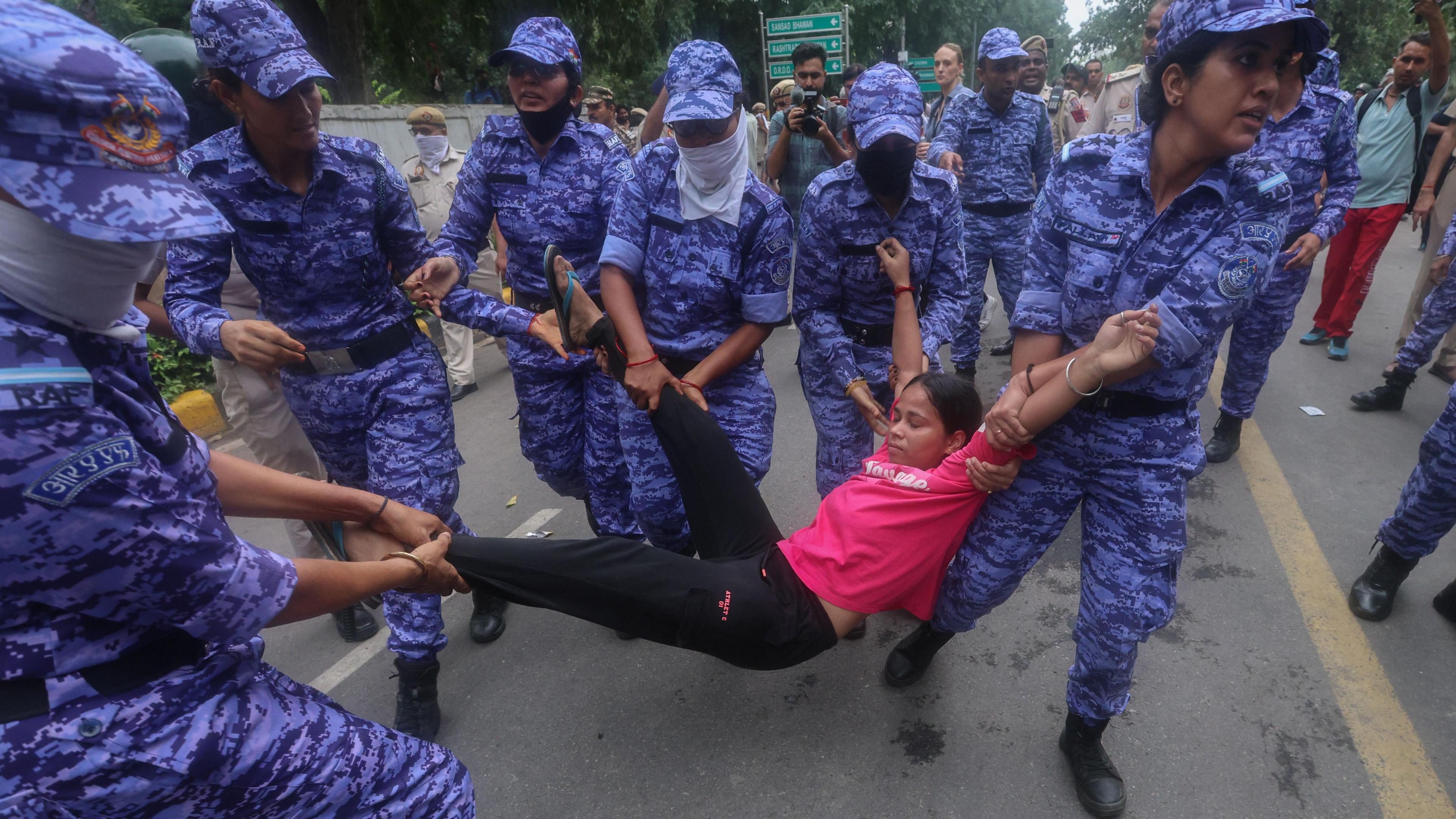 Image caption,Police and paramilitary personnel were seen attacking and beating up unarmed students in Delhi last month