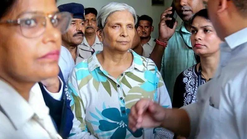 Image caption,Retired judge Giribala Singh (right) has been criticised for discussing Twisha's health issues in public