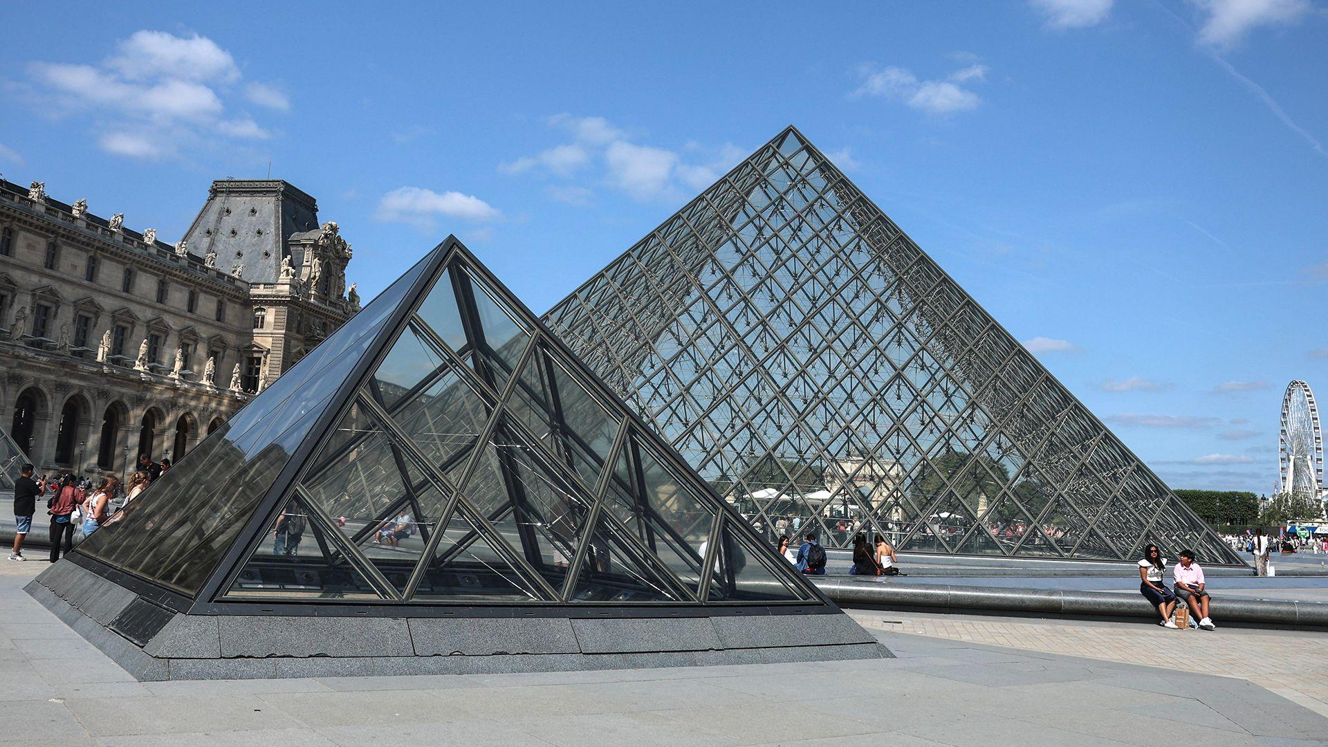Image caption,Anaïs directed them to the Louvre in the hope of using public facilities there