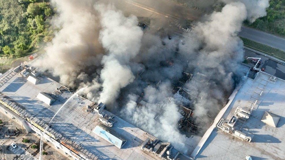 Image caption,A number of people are reported to be trapped in the rubble of the shopping centre in the central Ukrainian city of Kryvyi Rih