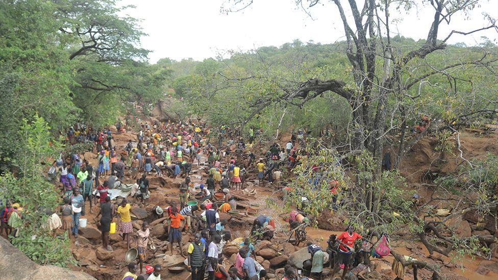 Image caption,Large numbers of people have been searching through the earth and rocks for any sign of the precious metal