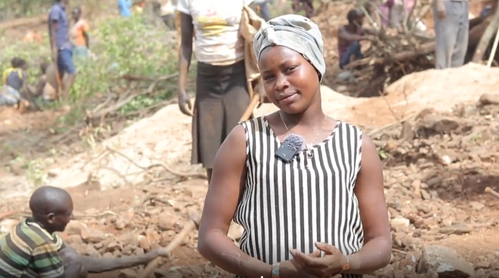 Image caption,Abigael Chelengat hopes a gold find will help her pay for her education