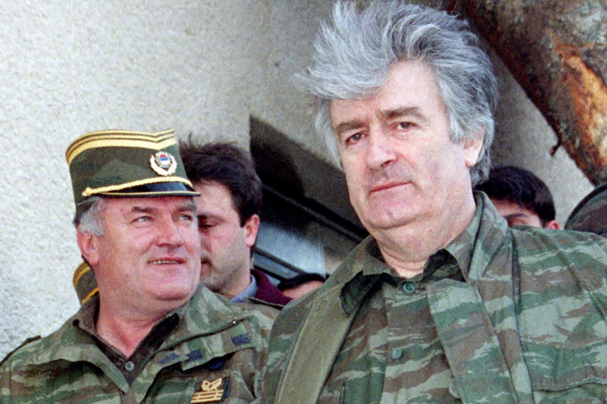 Image caption,Ratko Mladić (L) with Bosnian Serb leader Radovan Karadžić