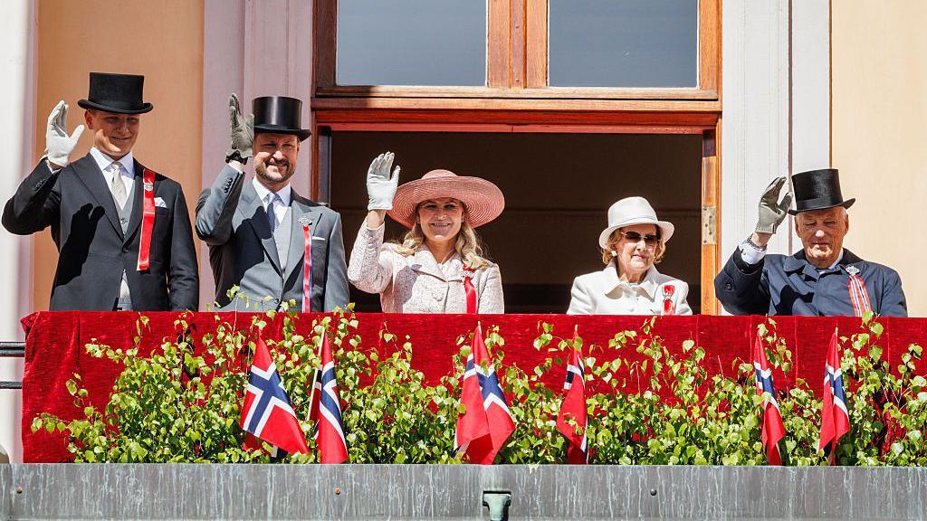 Image caption,King Harald and Queen Elizabeth II were second cousins