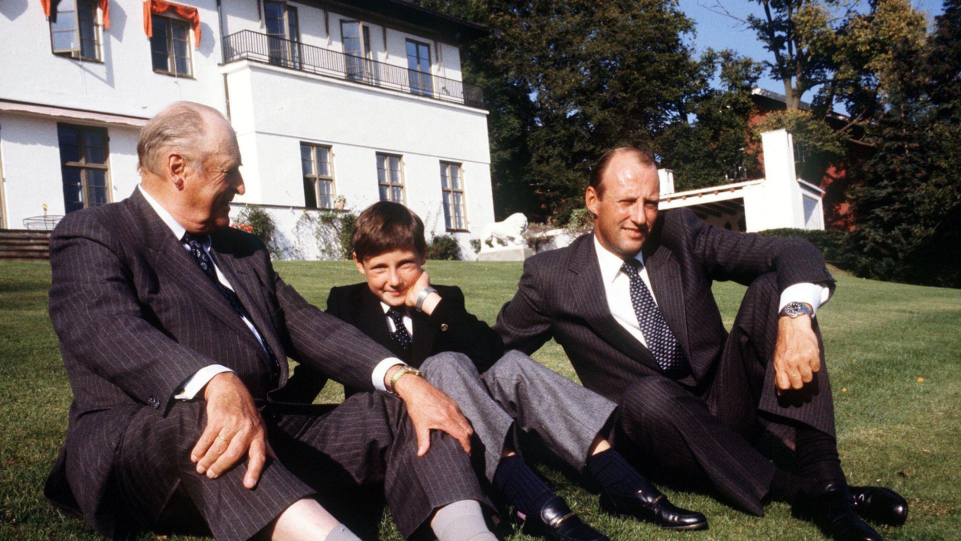 Image caption,Three generations of monarch at the family's Skaugum estate in 1982 - King Olav V, with the young Prince Haakon and then-Crown Prince Harald