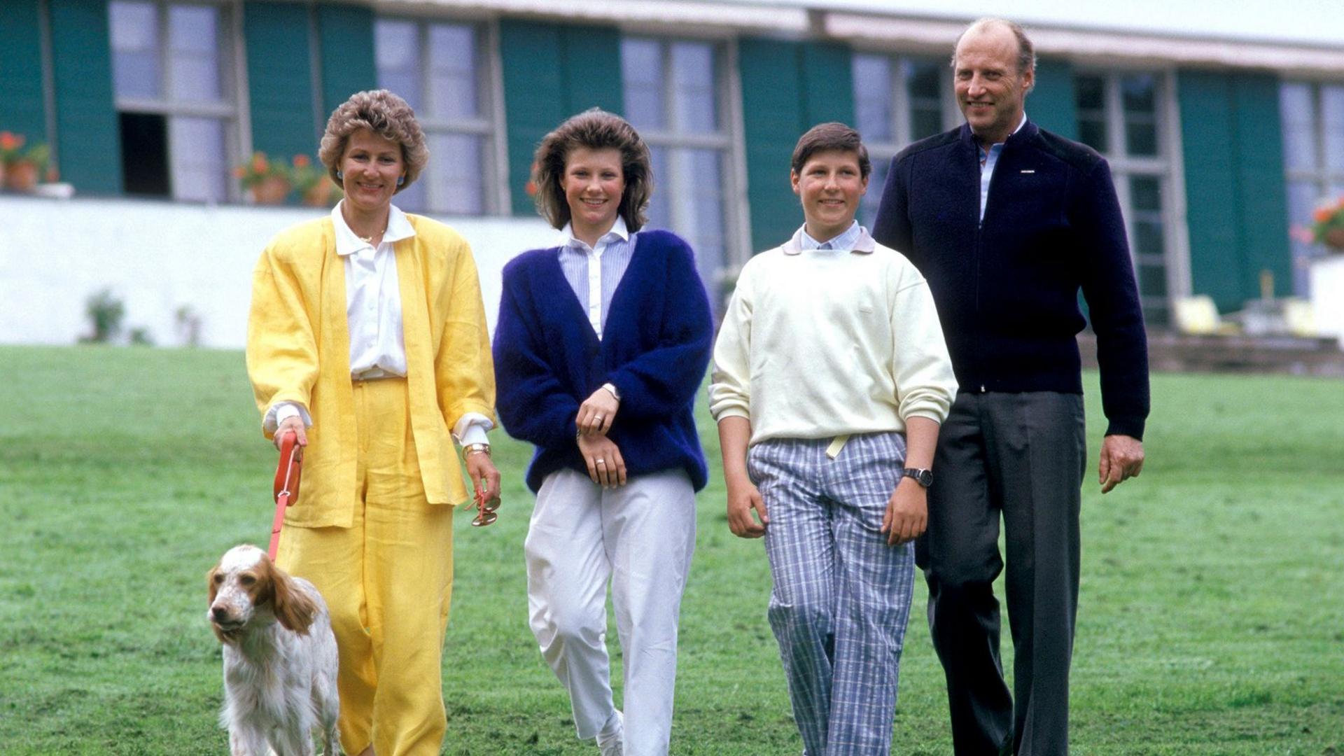 Image caption,Crown Princess Sonja, Princess Märtha Louise, Prince Haakon and Crown Prince Harald at Skaugum in 1987