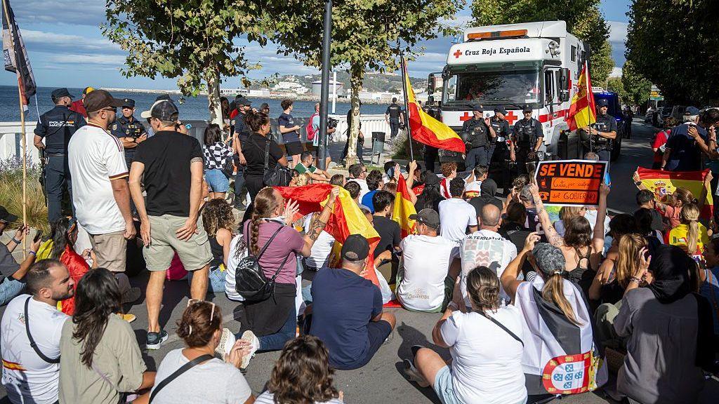 Image caption,Demonstrators attempted to block the delivery of food to migrants