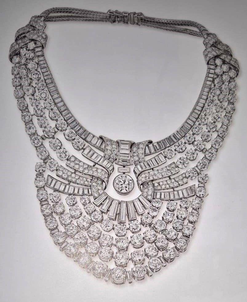 Image caption,The more than 200-carat necklace was worn by Queen Nazli in 1939 for the marriage of her daughter to the future Shah of Iran