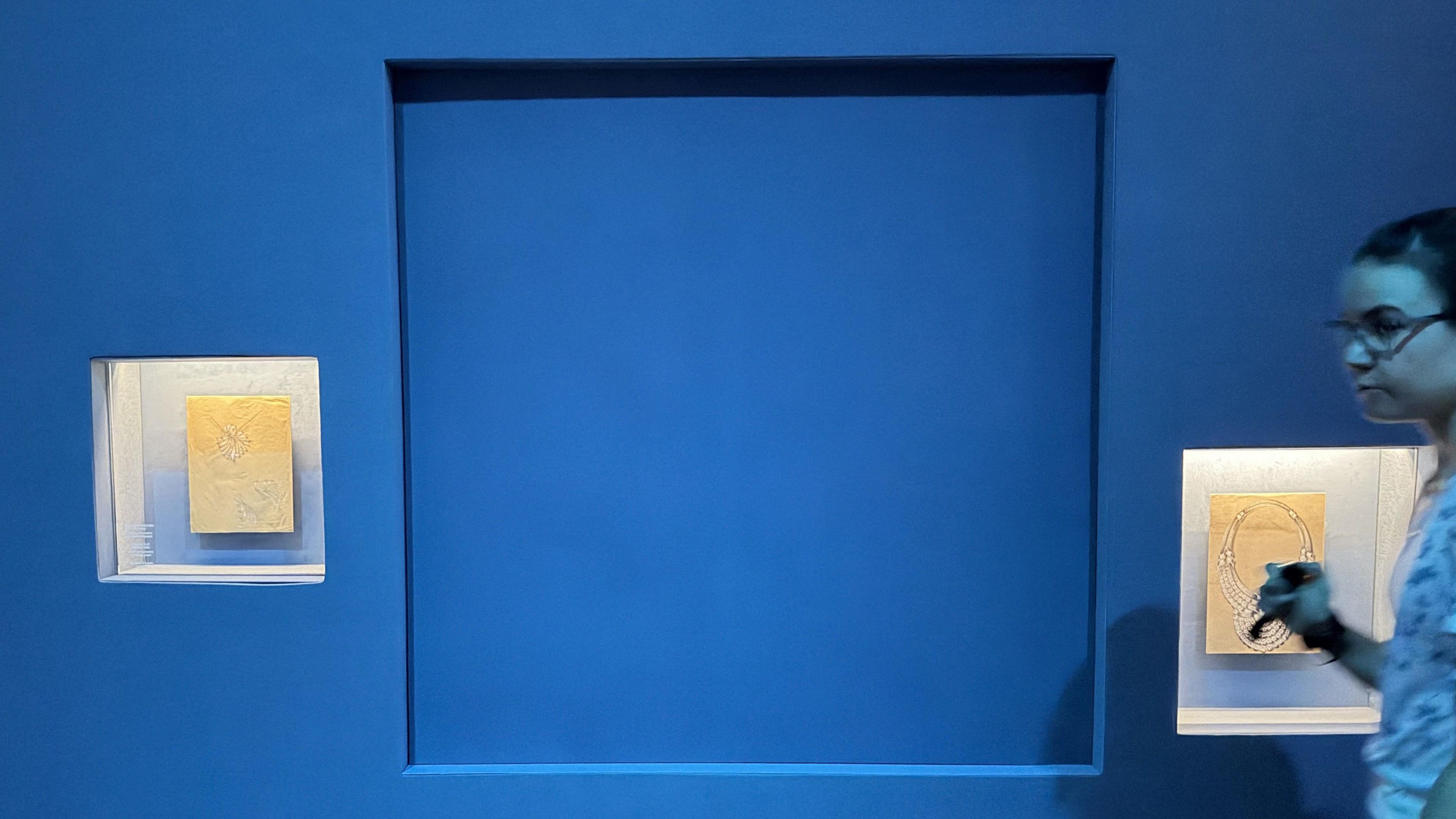 Image caption,The exhibition, minus the stolen necklace, reopened later on Friday