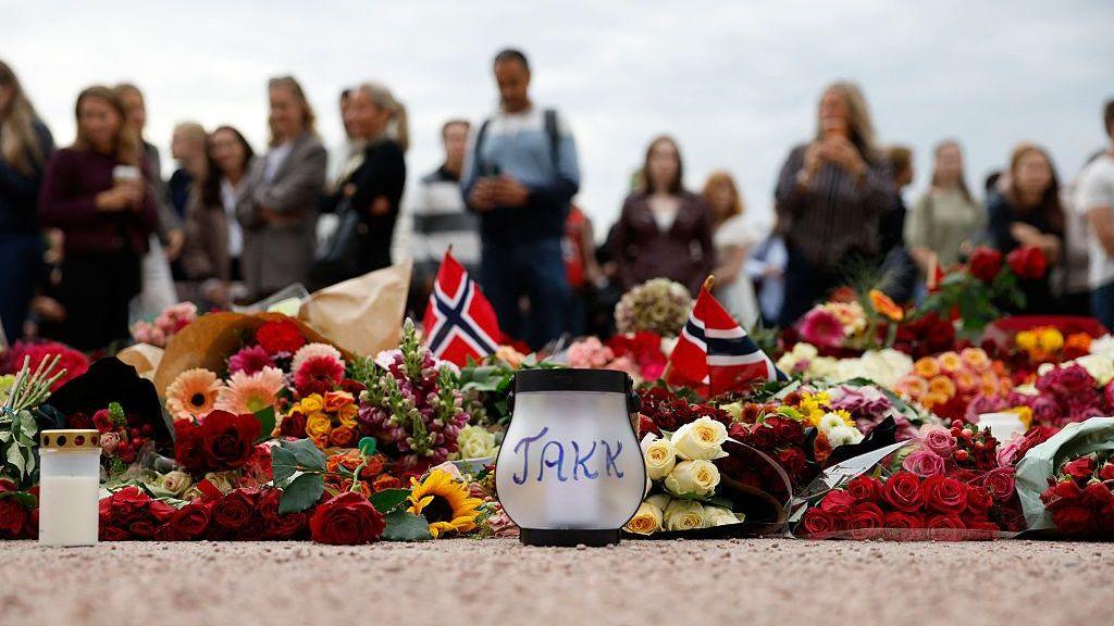 Image caption,Memorials outside the palace included a candle with the word "thanks" written on it