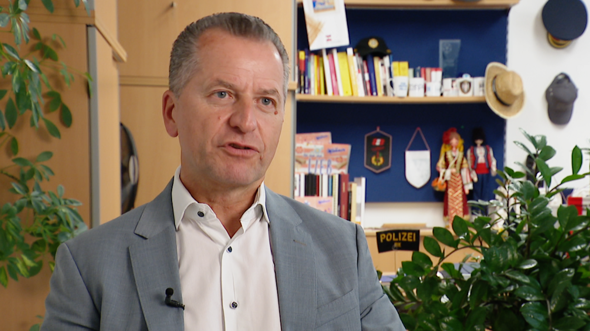 Image caption,Gerald Tatzgern said gangs tortured migrants and demanded money from their families through the hawala system