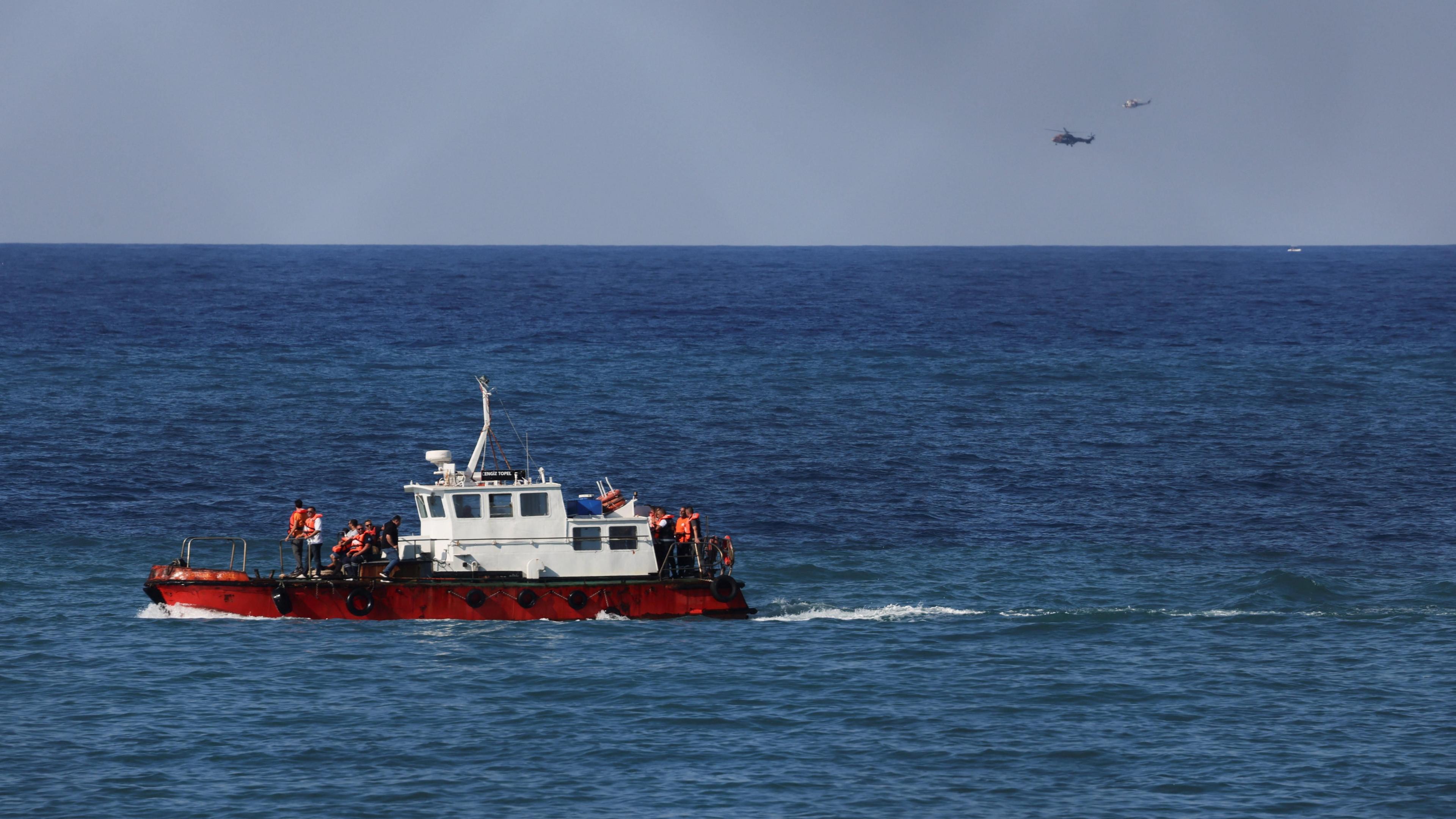 Image caption,Several rescue boats have been deployed by the coastguard to rescue passengers