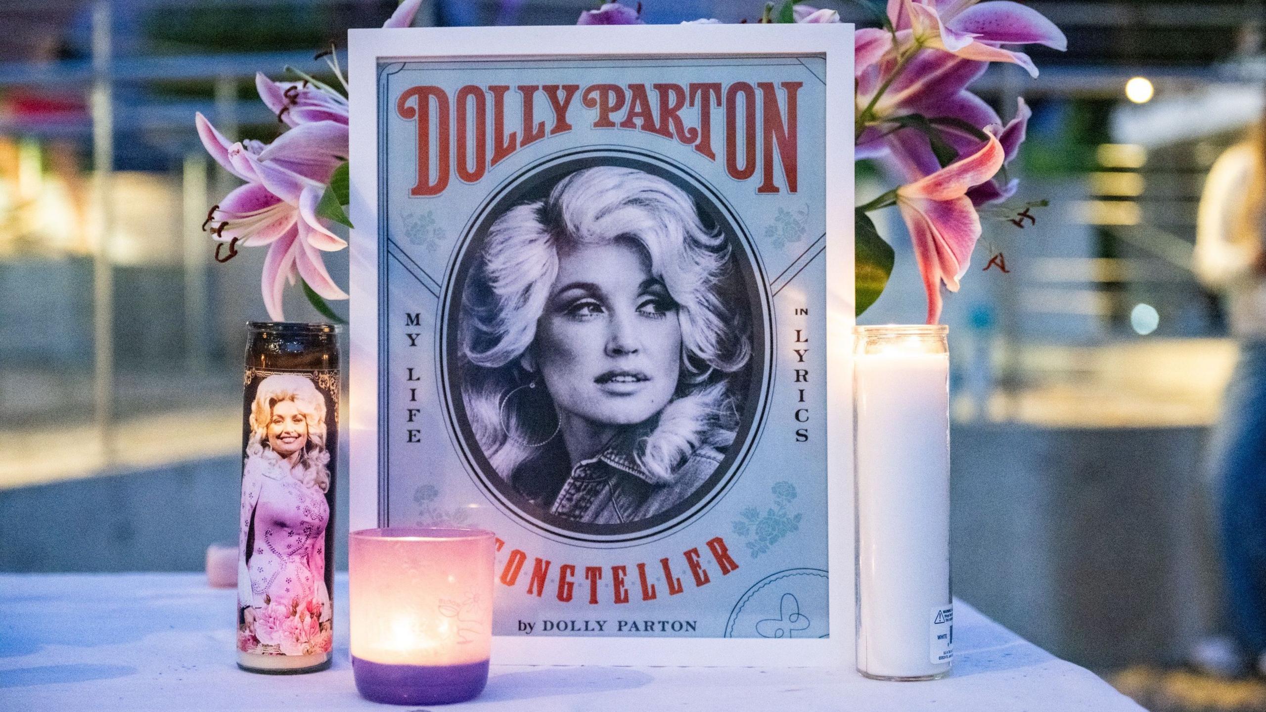 Image caption,Candlelight vigils have been held in US cities including Seattle, where this tribute was placed