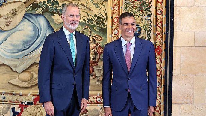 Image caption,File photo of King Felipe VI with Prime Minister Pedro Sánchez