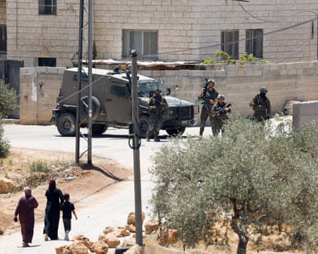 Israeli troops and settlers filmed in al-Mughayyir