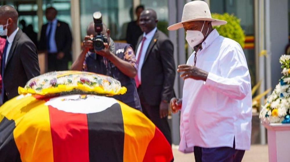 Image caption,President Yoweri Museveni laid a wreath on King Oyo's coffin