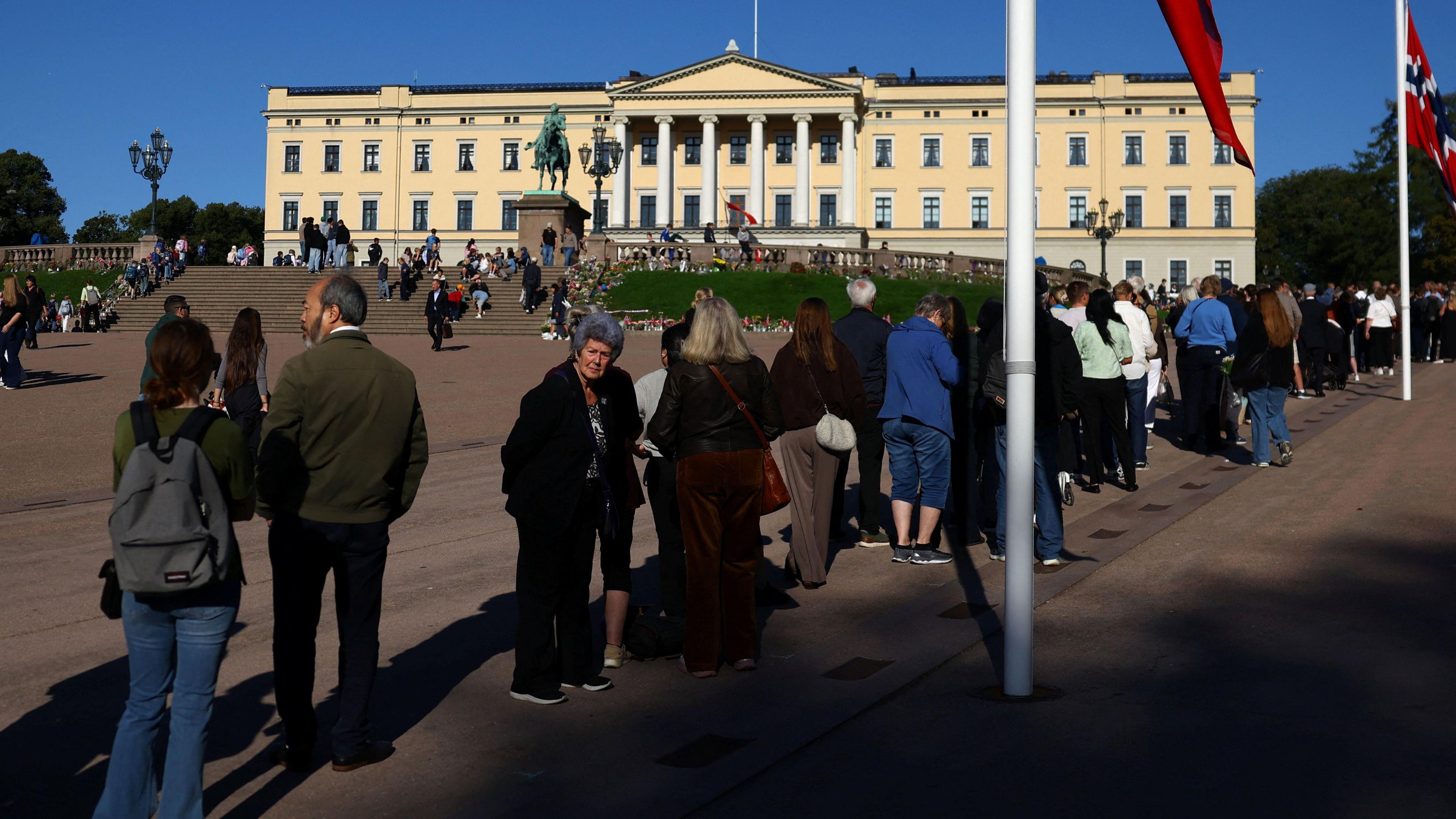 Image caption,People have queued to pay their respects to King Harald at the Royal Palace Chapel