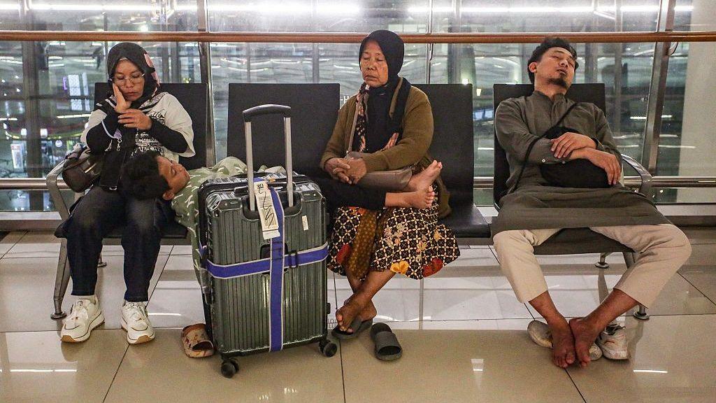Image caption,Anak Krakatau's latest eruption has cancelled flights and forced some schools to halt activities