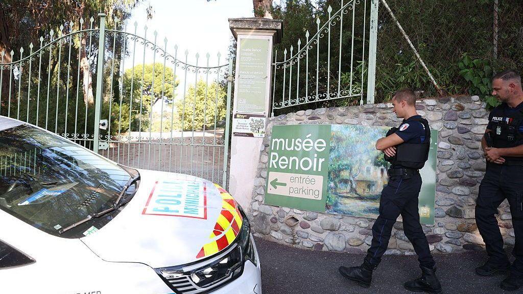 Image caption,Police arrived at the scene within five minutes of the museum's alarm going off